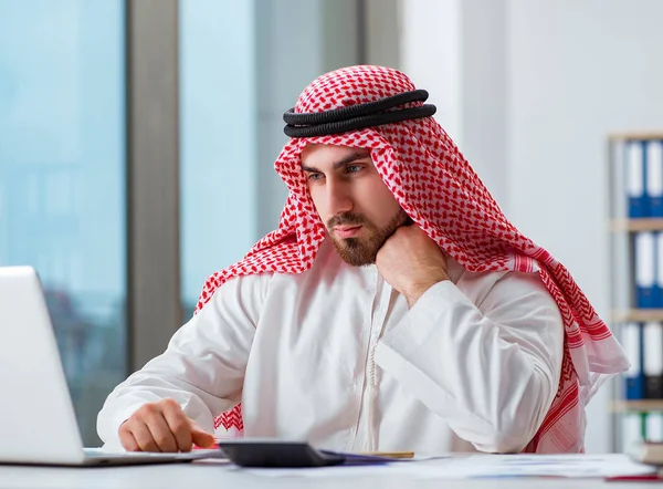 Arabský obchodník pracují na přenosném počítači — Stock fotografie