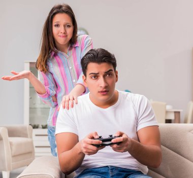 Bilgisayar oyunları bağımlılığından muzdarip genç aile