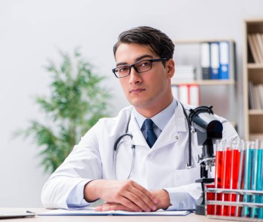 Laboratuarda çalışan adam doktor