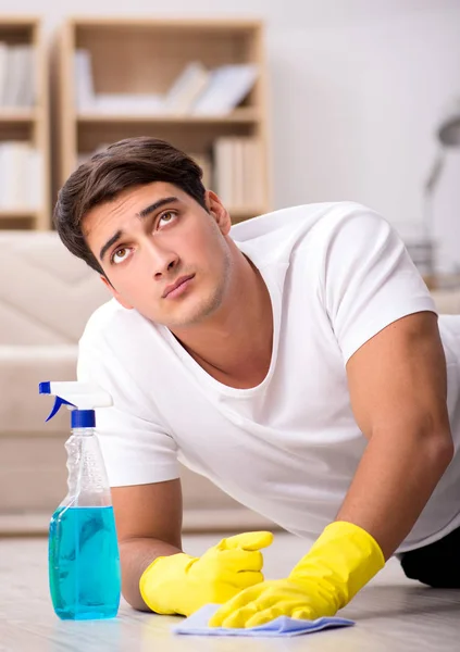 Hombre marido limpieza de la casa ayudando esposa —  Fotos de Stock