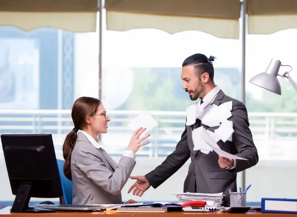 Mann und Frau im Geschäftskonzept — Stockfoto