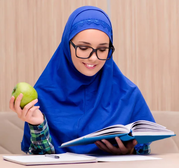 Moslim meisje vermelding examens voorbereiden — Stockfoto