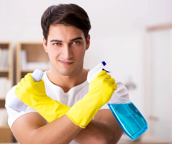 Man man schoonmaken van het huis helpen vrouw — Stockfoto