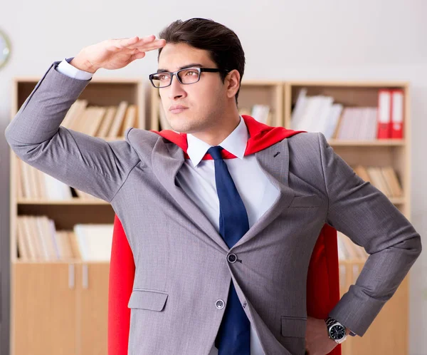 Superhelden-Geschäftsmann arbeitet im Büro — Stockfoto