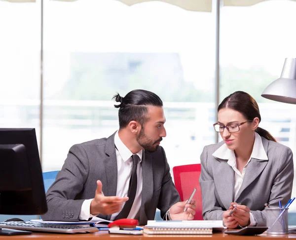 Mujer y hombre en el concepto de negocio — Foto de Stock