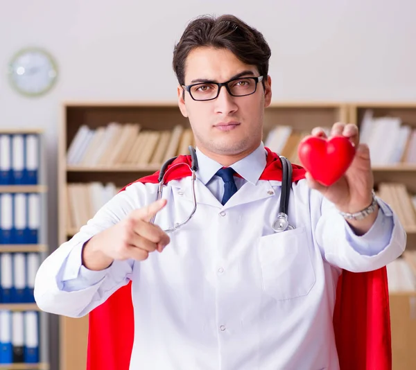 Superbohaterski lekarz pracujący w szpitalu laboratoryjnym — Zdjęcie stockowe