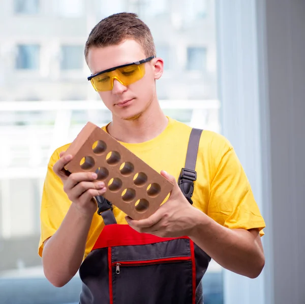 Mladý stavební dělník ve žlutých kombinézách — Stock fotografie