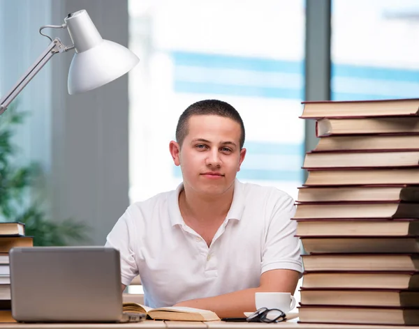 Jovem estudante se preparando para os exames escolares — Fotografia de Stock