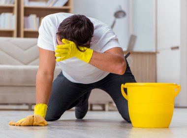 Koca adam evi temizliyor, karısına yardım ediyor.