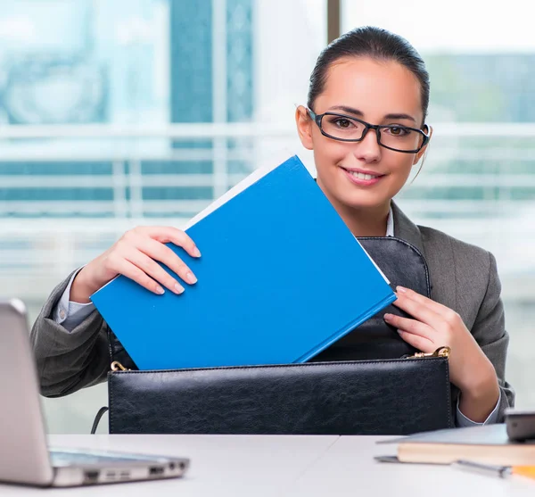 Joven empresaria trabajando en la oficina — Foto de Stock