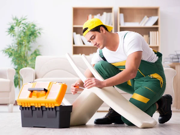 Muebles reparador de sillón de reparación en casa — Foto de Stock