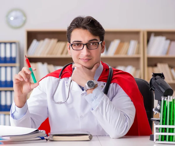 Superhelden-Arzt arbeitet im Labor-Krankenhaus — Stockfoto