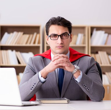 Ofiste çalışan süper kahraman iş adamı.