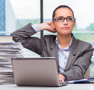 Ofiste çalışan genç bir iş kadını.