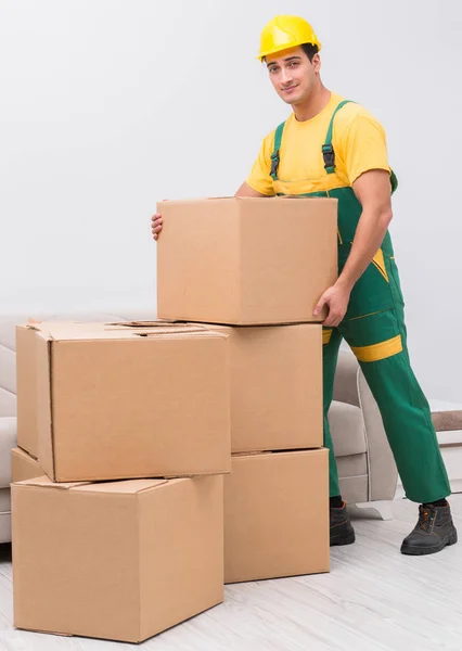 Trabalhador do transporte entregando caixas para casa — Fotografia de Stock