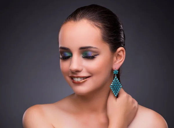 Hermosa mujer con joyas en concepto de belleza —  Fotos de Stock