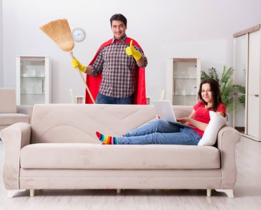 Süper kahraman koca karısına evde yardım ediyor.