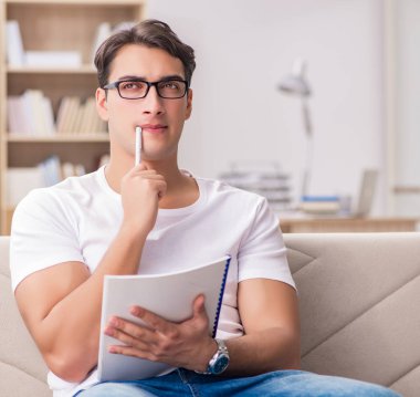 Kanepede oturan adam.