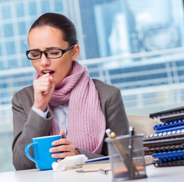 Ofiste hasta genç bir iş kadını var.