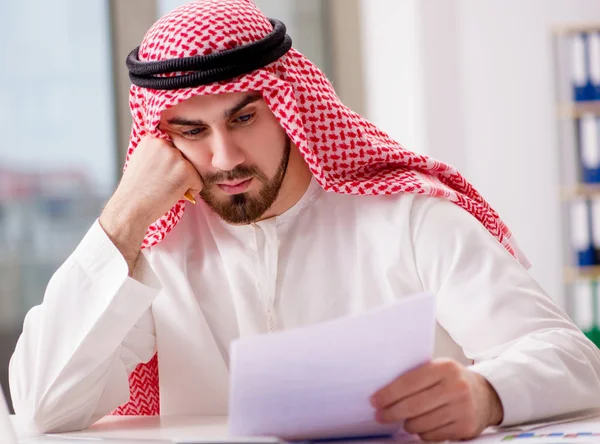 Arabische zakenman werkt op laptop computer — Stockfoto