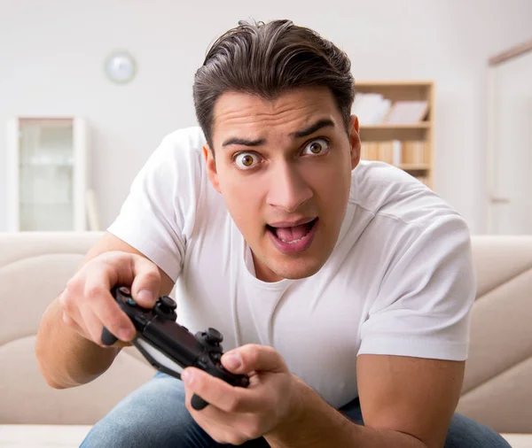 Homem viciado em jogos de computador — Fotografia de Stock