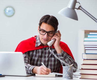 Sınavlara çalışan süper kahraman öğrenci.