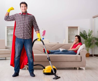 Süper kahraman koca karısına evde yardım ediyor.