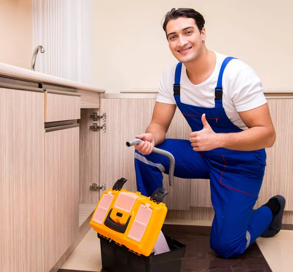 Junger Reparateur arbeitet in der Küche — Stockfoto