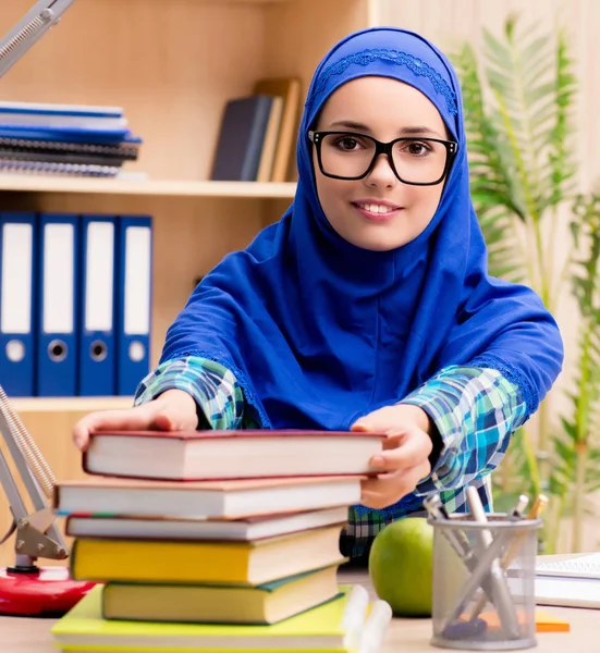 Мусульманская девушка готовится к вступительным экзаменам — стоковое фото