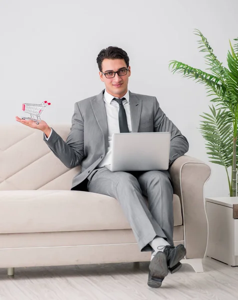 Homme d'affaires avec ordinateur portable et panier — Photo