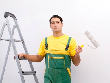 İnşaat işçisi şantiyede çalışıyor.