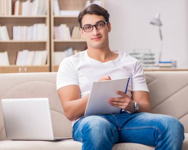 Kanepede oturan adam.