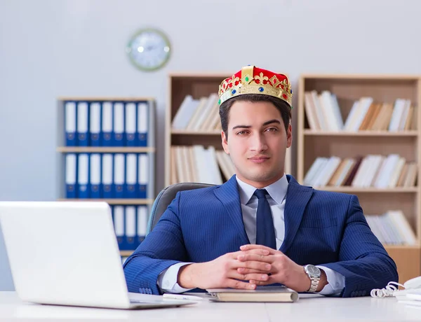 Re uomo d'affari che lavora in ufficio — Foto Stock
