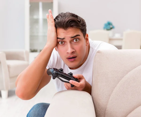 Homem viciado em jogos de computador — Fotografia de Stock