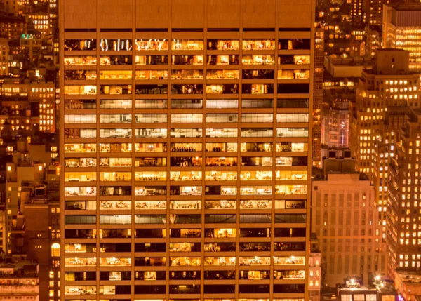Окна офиса освещены ночью — стоковое фото
