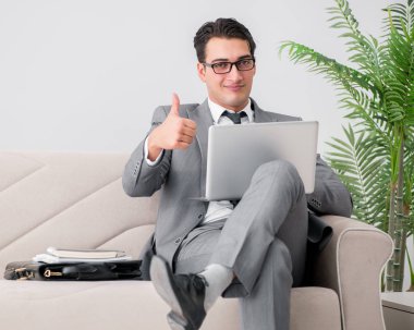 İşadamı ile kanepe oturma dizüstü dizüstü