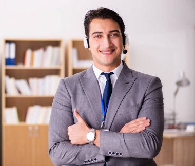 Kulaklıklı yakışıklı müşteri hizmetleri memuru.