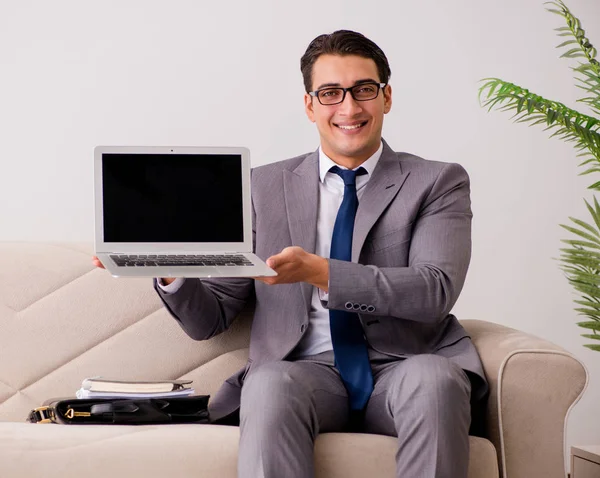 Geschäftsmann mit Laptop-Notebook auf Sofa sitzend — Stockfoto