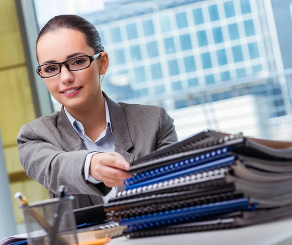 Jeune femme d'affaires travaillant dans le bureau — Photo