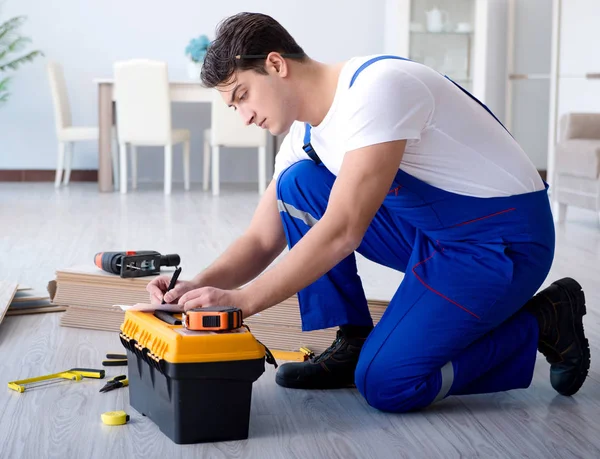 Puesta de suelo laminado mayo en casa — Foto de Stock