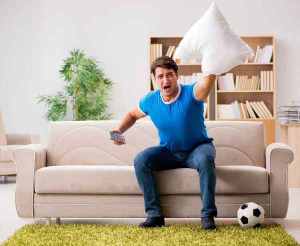 在家看足球的人坐在沙发上 — 图库照片
