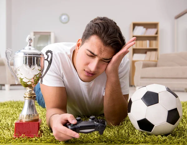 Homem viciado em jogos de computador — Fotografia de Stock