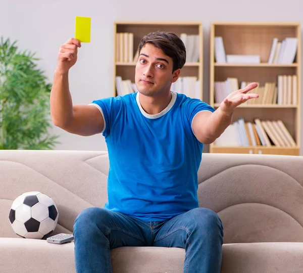 Hombre viendo fútbol en casa sentado en el sofá — Foto de Stock