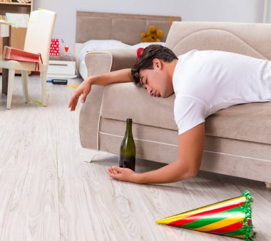 Yoğun bir Noel 'den sonra evde parti var.