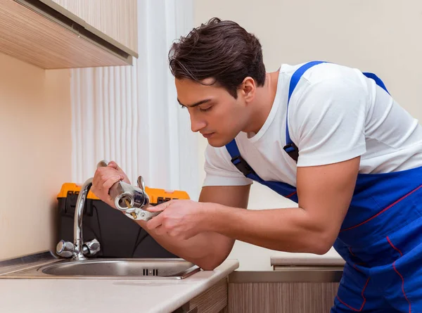 Jovem reparador que trabalha na cozinha — Fotografia de Stock