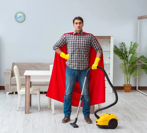 Nettoyant super héros travaillant à la maison — Photo