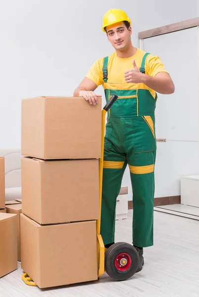 Trabalhador do transporte entregando caixas para casa — Fotografia de Stock