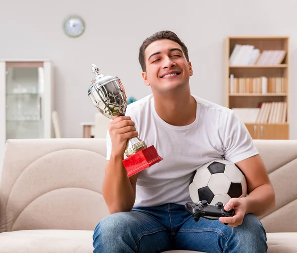 Hombre adicto a los juegos de ordenador — Foto de Stock