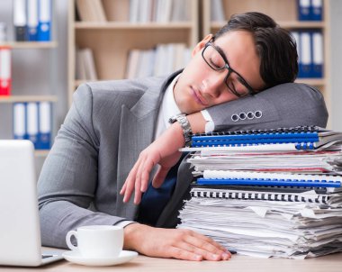 ofiste çalışan yakışıklı işadamı