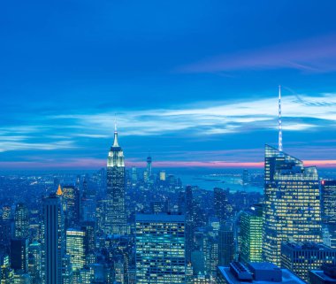 Günbatımında New York Manhattan 'ın gece manzarası